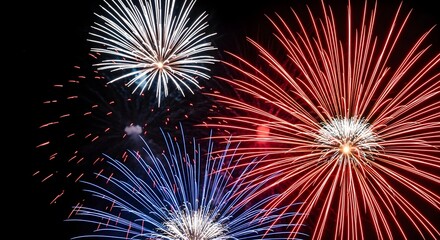 Obraz premium Spectacular canada day fireworks display red white and blue celebration