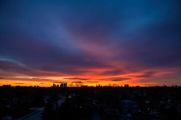 Fototapeta premium City horizon in silhouette during an awesome sunrise