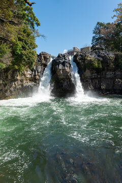 静岡県裾野市の五竜の滝（中央公園）にある三条の滝