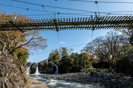 静岡県裾野市の五竜の滝（中央公園）にある三条の滝