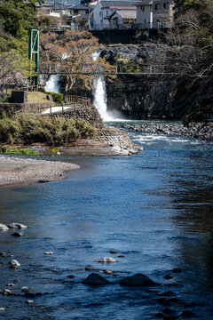 静岡県裾野市の五竜の滝（中央公園）にある三条の滝