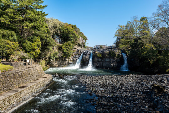 静岡県裾野市の五竜の滝（中央公園）にある三条の滝