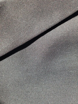 Primer plano de textura de espuma t&eacute;cnica gris oscuro con pliegue profundo y sombra natural