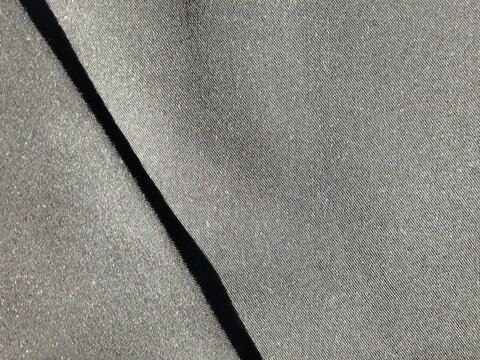 Primer plano de textura de espuma t&eacute;cnica gris oscuro con pliegue profundo y sombra natural