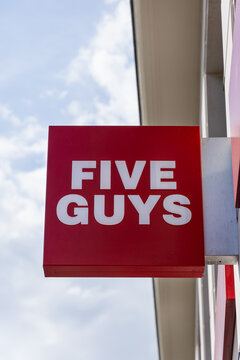 Gros plan sur le logo de l'enseigne de restauration rapide de burger Five Guys, au format vertical, le 18 avril 2026 - Paris, France.