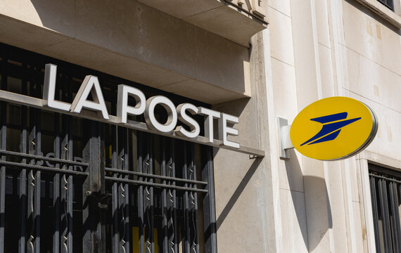 Le logo avec l'enseigne de La Poste le 18 avril 2026 - Paris, France.