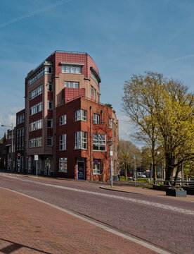 DEN HELDER, NEDERLAND - 18 APRIL 2026: Een modern bakstenen woongebouw op de hoek van de Koningstraat en de Beatrixstraat onder een heldere blauwe lucht.