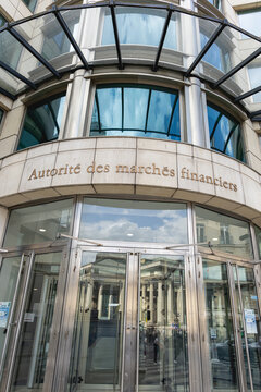 L'ent&eacute;e de l'AMF (Autorit&eacute; des March&eacute;s Financiers) avec son logo, au format vertical, le 18 avril 2026 - Paris, France.