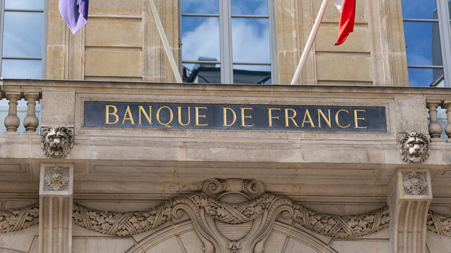 Gros plan sur le logo de la banque de France avec le drapeau fran&ccedil;ais et celui de l'Europe le 18 avril 2026 - Paris, France.
