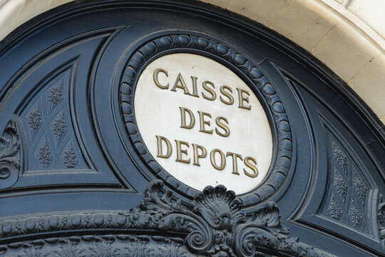 Le logo de la Caisse des D&eacute;p&ocirc;ts et Consignations en France le 18 avril 2026 - Paris, France.