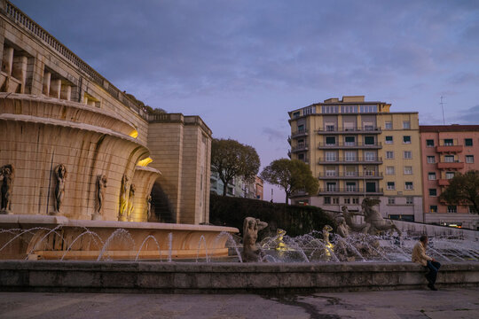 Fonte Luminosa, monumento no Jardim da Alameda Dom Afonso Henriques em Lisboa, Portugal