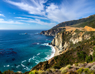 Fototapeta premium Scenic view of Big Sur coastline with turquoise water and rugged cliffs on sunny day