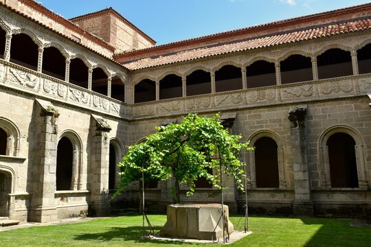 Le clo&icirc;tre du silence du monast&egrave;re royal Saint Thomas &agrave; Avila en Espagne