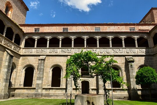 Le clo&icirc;tre du silence du monast&egrave;re royal Saint Thomas &agrave; Avila en Espagne