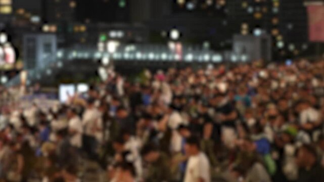 ライブ会場の規制退場で混雑する大勢の観客