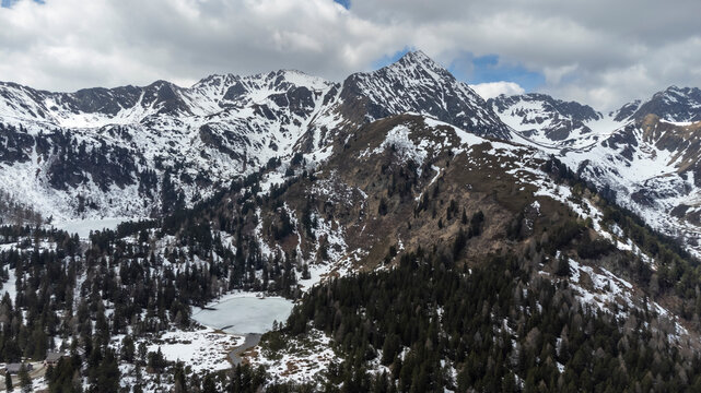 Gro&szlig;er Boesenstein&nbsp;(2,448 m) is a mountain of the&nbsp;Lower Tauern&nbsp;in&nbsp;Styria,&nbsp;Austria. It is located near the village of&nbsp;Hohentauern, which is the third highest mountain of the&nbsp;Rottenmann and Woelz Tauern