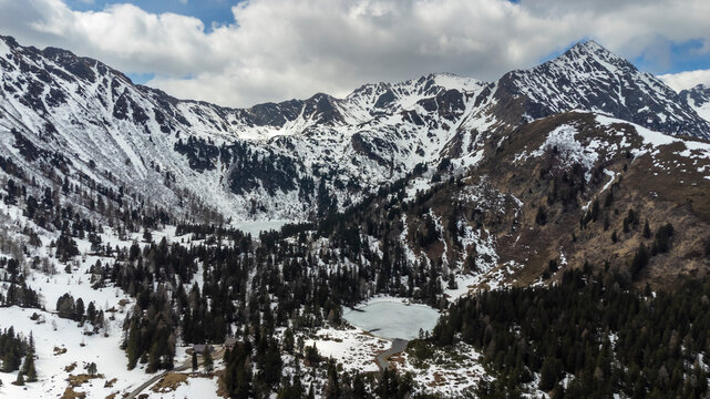 Gro&szlig;er Boesenstein&nbsp;(2,448 m) is a mountain of the&nbsp;Lower Tauern&nbsp;in&nbsp;Styria,&nbsp;Austria. It is located near the village of&nbsp;Hohentauern, which is the third highest mountain of the&nbsp;Rottenmann and Woelz Tauern