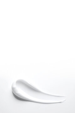 Wei&szlig;e Creme-Textur als glatter Pflege-Swatch auf hellem Hintergrund