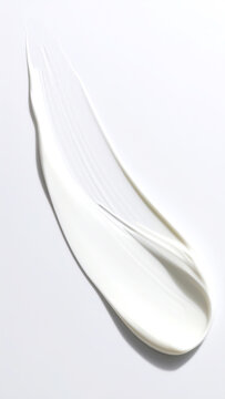 Wei&szlig;e Creme-Textur als glatter Pflege-Swatch auf hellem Hintergrund