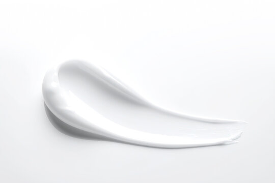 Wei&szlig;e Creme-Textur als glatter Pflege-Swatch auf hellem Hintergrund