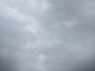 Fototapeta premium A dramatic view of a grey overcast sky filled with heavy storm clouds.
