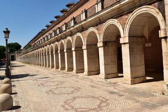 Les arcades bordant la place Saint-Antoine &agrave; Aranjuez en Espagne