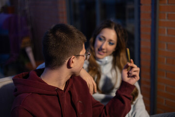 Naklejka premium Young couple enjoying conversation and cannabis together