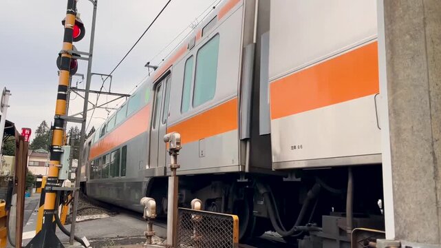 踏切を通過する青梅線の電車 東京都青梅市