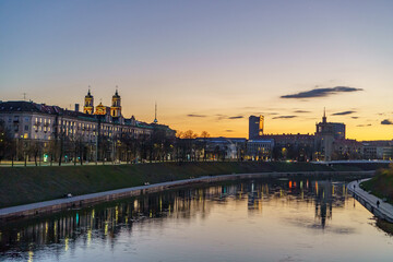 Fototapeta premium Vilnius in Litauen in der Nacht