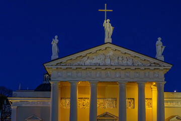 Fototapeta premium Vilnius in Litauen in der Nacht