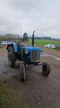 Started veteran Zetor 25K, year of manufacture 1959, on the farm, engine, two-cylinder runs regularly, original sound