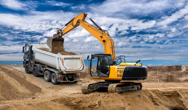 Ein Bagger arbeitet an der Baugrube f&uuml;r einen Neubau - FOTOMONTAGE