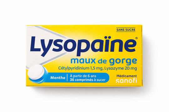 boite de comprim&eacute;s de marque Lysopa&iuml;ne des laboratoires UPSA isol&eacute; sur un fond blanc