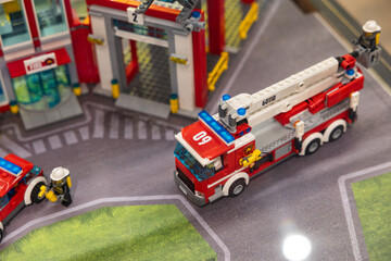 Naklejka premium LEGO City fire truck with ladder and fire station display
