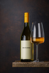Obraz premium Wine glass and bottle with white wine