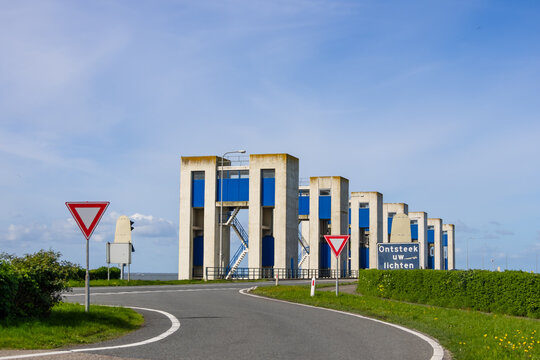 Lorentzsluizen floodgates and Afsluitdijk sluice complex