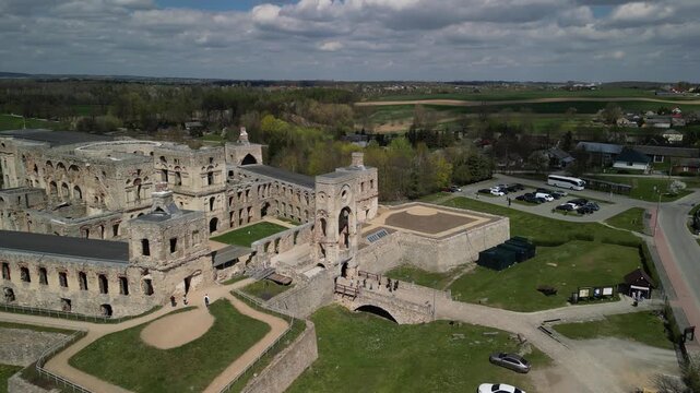 Ujezd - Zamek Krzyżtop&oacute;r - Polska - ruiny zamku nagrane dronem, ujęcie płynne wykonane z g&oacute;ry, kinowe, ruiny zamku, pole, chmury, niebo