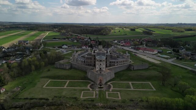 Ujezd - Zamek Krzyżtop&oacute;r - Polska - ruiny zamku nagrane dronem, ujęcie płynne wykonane z g&oacute;ry, kinowe, ruiny zamku, pole, chmury, niebo