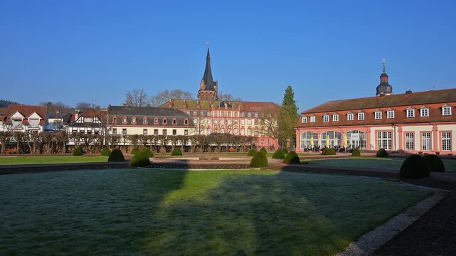 Eine Stadtansicht mit historischen Geb&auml;uden und einem zentralen Turm unter klarem Himmel, Lustgarten, Schloss, Erbach, Odenwald, Hessen, Deutschland