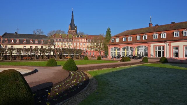 Eine Stadtansicht mit historischen Geb&auml;uden und einem zentralen Turm unter klarem Himmel, Lustgarten, Schloss, Erbach, Odenwald, Hessen, Deutschland