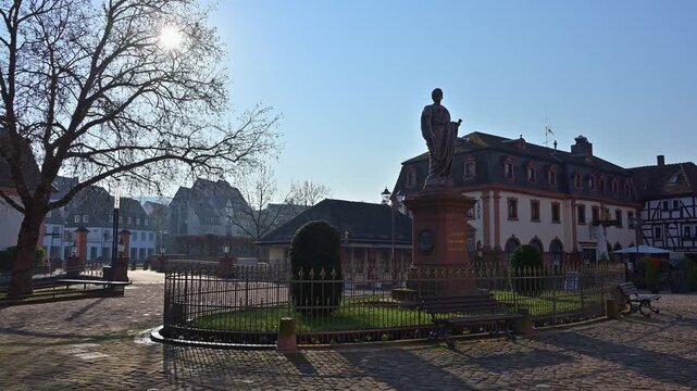 Ruhiger Stadtplatz mit historischer Statue und Fachwerkh&auml;usern bei sonnigem Wetter, Graf Franz, Erbach, Odenwald, Hessen, Deutschland