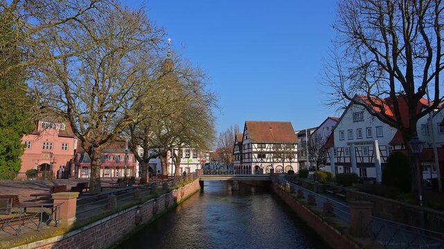 Blick auf den Fluss M&uuml;mling, und Fachwerkh&auml;user unter einem klaren Himmel, Erbach, Odenwald, S&uuml;dhessen, Hessen, Deutschland