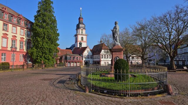 Malerszene eines historischen Platzes mit Turm, umgeben von alten Geb&auml;uden und einer Statue unter klarem Himmel, Marktplatz, Rathaus, Evangelische Stadtkirche, Graf Franz, Erbach, Odenwald, Hessen, De
