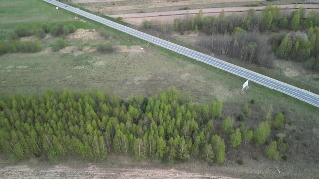 Łysica - G&oacute;ry Świętokrzyskie - Polska - najwyższy szczyt i jego okolice nagrane dronem w wysokiej jakości. Ujęcia kinowe, lasy, g&oacute;ry, doliny, chmury, pola.