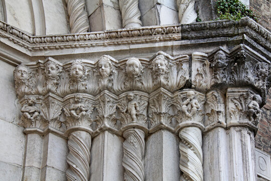 mezzi capitelli sullo stipite del portale della chiesa di San Francesco a Piacenza
