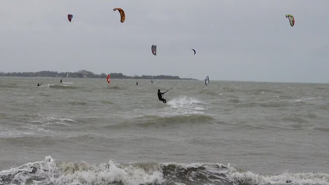 Kite surfeur en pleine action par mauvais temps