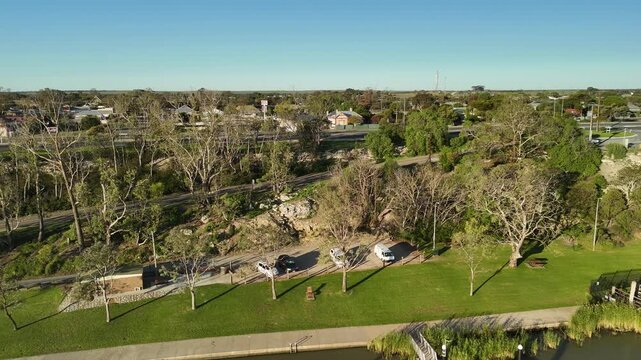 Tailem Bend, South Australia: 4K aerial drone footage of Murray River, riverbanks, town centre, residential areas, waterfront houses, estates, local streets and riverside landscape
