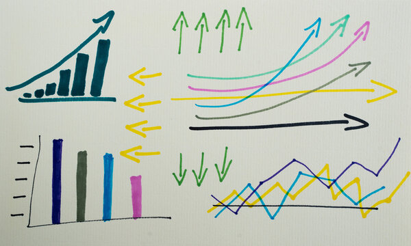 Gr&aacute;ficos y flechas de crecimiento dibujados a mano representando an&aacute;lisis de datos y tendencias
