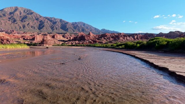 Sobrevolando uno de los rios de las rutas salte&ntilde;as