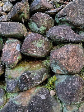 長い年月を経て苔が生した情緒ある古い石積みの質感
 Texture of an old stone wall covered with moss over many years